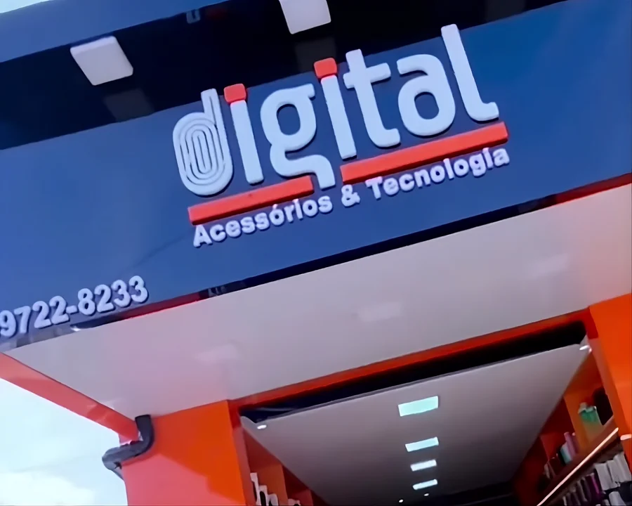 Fachada da loja Digital Acessórios & Tecnologia, com letreiro azul e entrada laranja